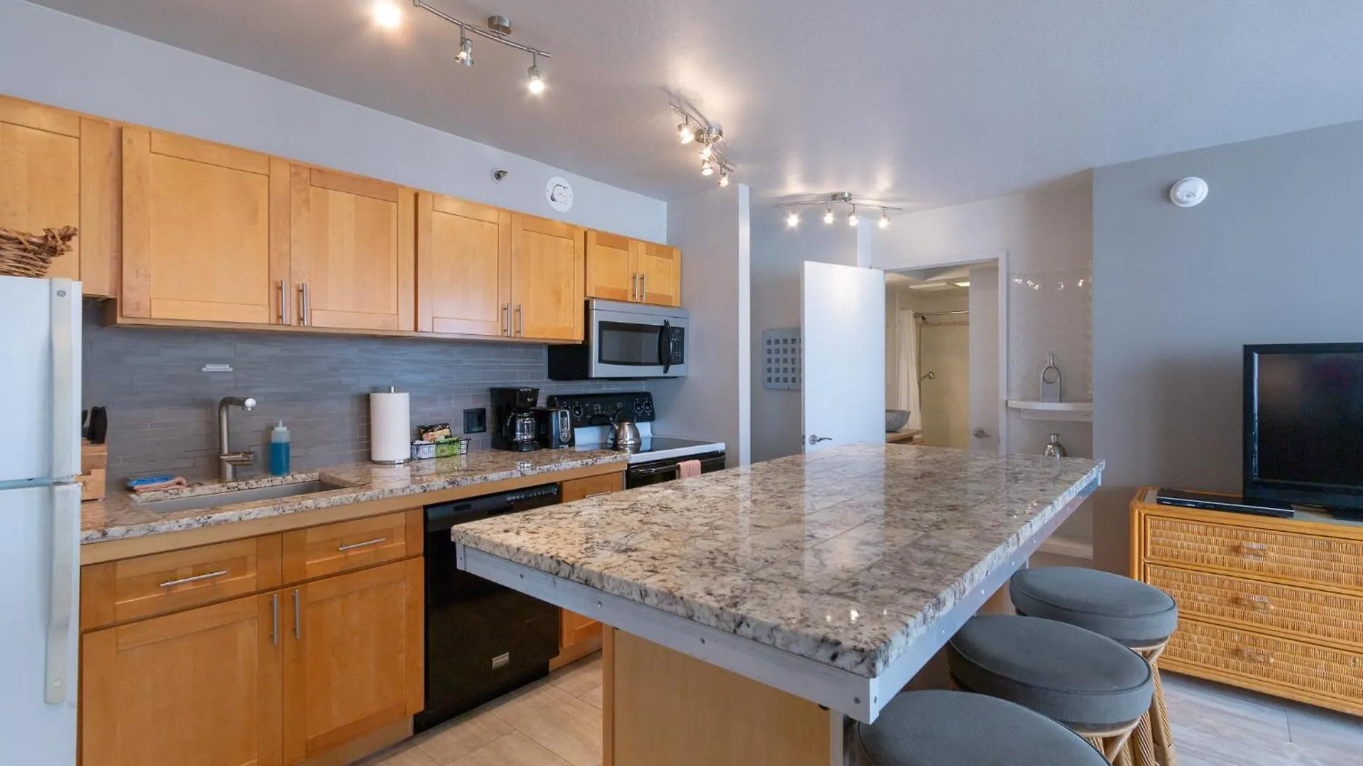 Block To Beach! Waikiki Banyan 21St Floor Deluxe Ocean View Honolulu Apartment