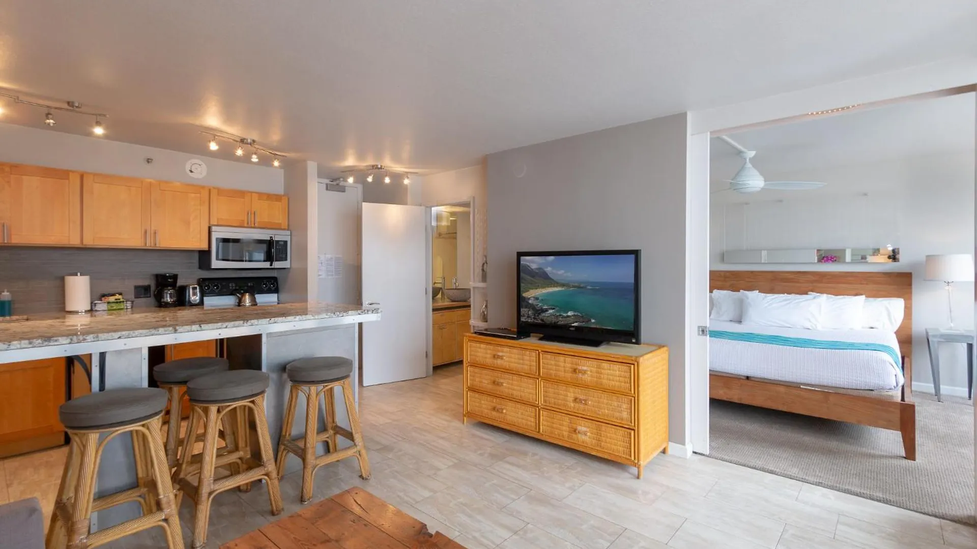 Apartment Block To Beach! Waikiki Banyan 21St Floor Deluxe Ocean View Honolulu United States